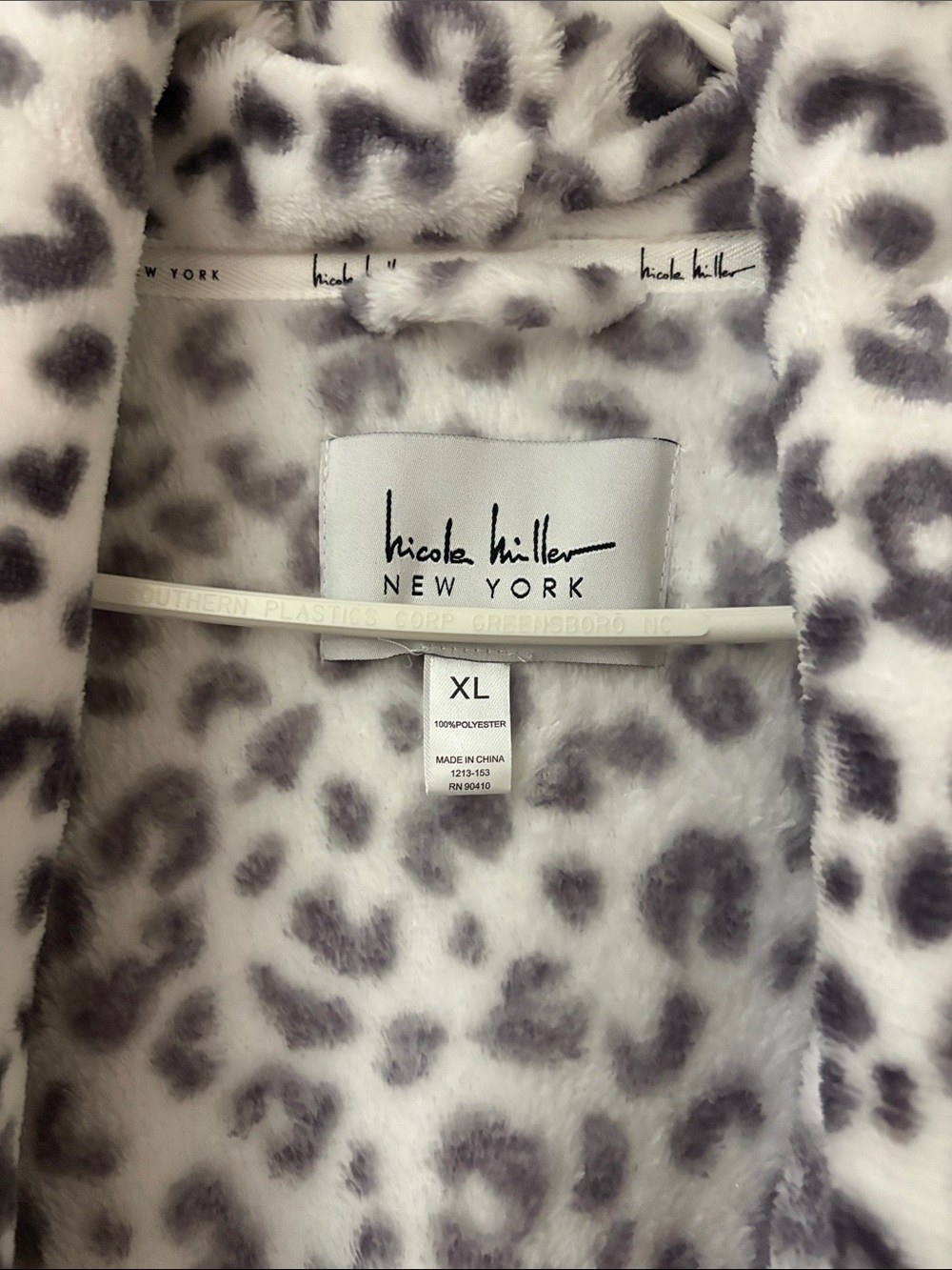 Lulu's Leopard Plush Shawl Collar Robe in White and Gray - Picture 3 of 3